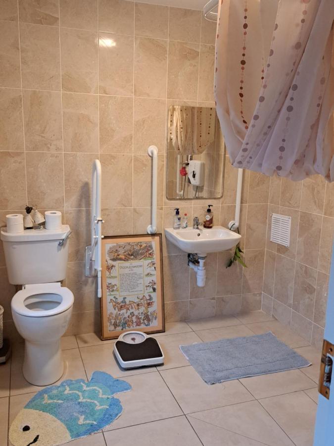 King Size Bed, Private Parking, Centrally Located Килкени Екстериор снимка